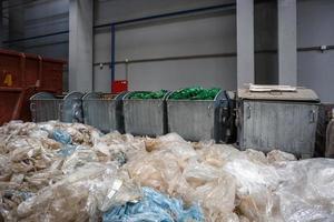 conteneurs avec bouteilles usagées et balles de déchets en plastique à l'usine de traitement des déchets. séparation du recyclage et stockage des ordures pour une élimination ultérieure, tri des ordures. photo