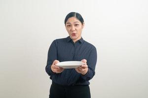 femme asiatique avec une assiette vide à portée de main photo