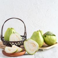 délicieux fruits de goyave sur fond de table en bois blanc avec espace de copie. photo