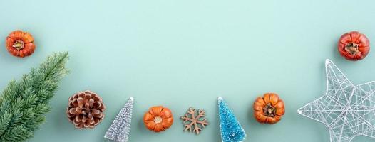 vue de dessus du fond de vacances de noël. composition de flatlay de décor d'ornement festif. photo