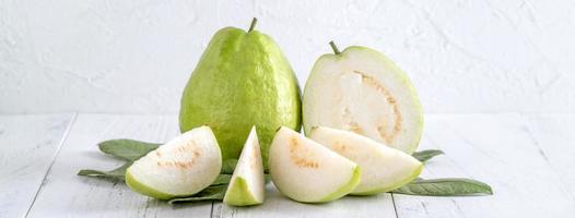 délicieux fruits de goyave sur fond de table en bois blanc avec espace de copie. photo