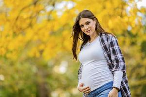 jeune femme enceinte dans le parc en automne photo