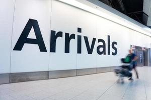 Mouvement flou arrivées de personnes à l'heure de pointe de l'aéroport d'Heathrow, Londres, Royaume-Uni