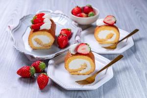 gâteau roulé aux fraises avec crème fouettée