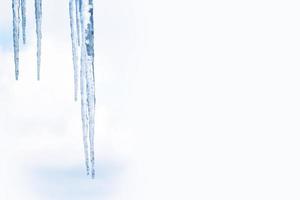 glaçons blancs contre le ciel bleu d'hiver. photo