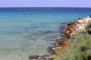 côte de la mer méditerranée dans le nord d'israël. photo