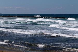 brise-lames sur la plage de la ville pour se protéger des vagues de la haute mer. photo