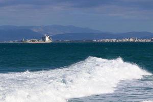 côte de la mer méditerranée au nord de l'état d'israël. photo