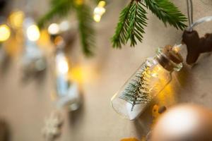 arrière-plan avec fond pour noël et nouvel an dans des matériaux écologiques papier kraft, boîte-cadeau, branches de sapin vivant, cônes, ficelle. étiquettes avec maquette, décor naturel, fait main, bricolage. catégoriquement photo