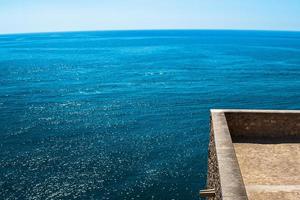 terrasse pour contempler la mer. image horizontale. photo