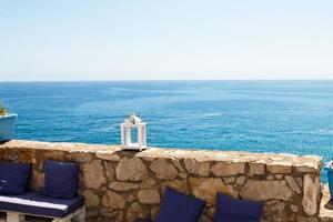 restaurant avec terrasse d'été et vue sur la mer. image horizontale. photo