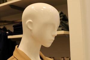 un mannequin se dresse sur une vitrine dans un magasin. photo