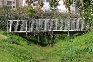 pont sur une rivière en israël. photo