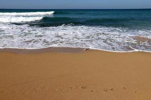 plage de sable sur la mer méditerranée. photo