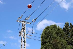 fils électriques transportant du courant à haute tension. photo