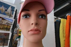 un mannequin se dresse sur une vitrine dans un magasin. photo