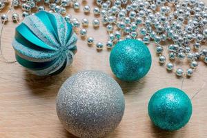 fond de vacances de noël nouvel an. guirlande d'argent et boules décoratives d'arbre xms photo