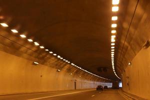 route dans les tunnels sous la montagne en israël. photo