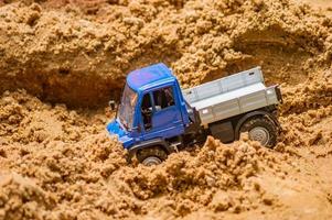 camion jouet pour enfants sur le sable. photo