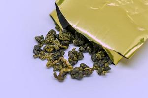 paquet de thé vert chinois. lait oolong isolé photo