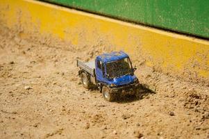 camion jouet pour enfants sur le sable. photo