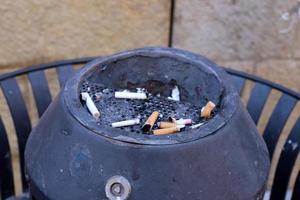 cendrier - un endroit pour les cendres de tabac et les mégots de cigarettes photo