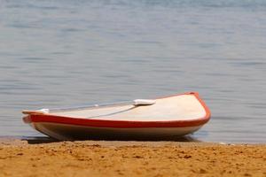 bateau de sauveteur sur une plage de la ville dans le nord d'israël. photo