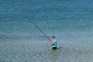 les gens se reposent sur les rives de la mer méditerranée photo