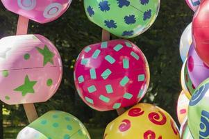 installation de boules colorées sur fond vert dans le parc de la ville photo