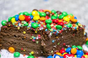 gâteau au chocolat avec une décoration colorée photo