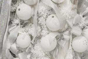 beau fond de noël blanc avec des boules, des rubans et des paillettes photo