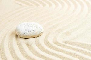 harmonie et équilibre dans le jardin zen. le sable et les pierres concentrent l'énergie pour la méditation et la relaxation fond de bien-être spirituel et spa photo