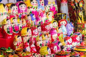 poupées gigognes russes lumineuses et colorées matriochka. souvenir russe traditionnel photo