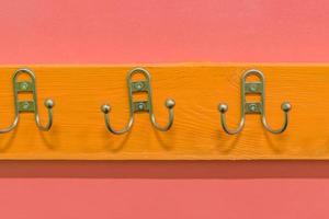crochet de suspension en métal sur un bureau en bois orange photo