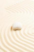 jardin zen japonais en pierre. concept de relaxation, de méditation, de simplicité et d'équilibre. cailloux et sable ondulé scène calme et tranquille photo