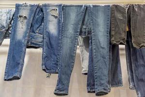 jeans propres suspendus dans la salle de bain photo