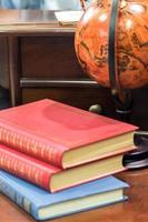 vieux livres vintage et globe sur table. photo