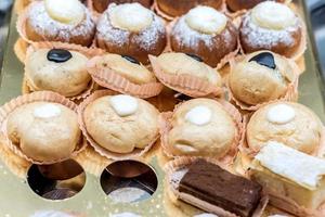 différentes sortes de petits gâteaux sucrés à la vanille, au chokolate et à la poudre de sucre photo