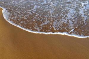 plage de sable sur la mer méditerranée. photo