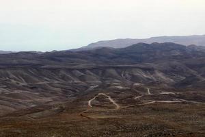 le désert de judée au moyen-orient en israël. depuis l'Antiquité, ce lieu a servi de refuge aux ermites et aux rebelles. photo