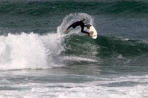 21 décembre 2018 Israël. surf sur de hautes vagues en méditerranée. photo