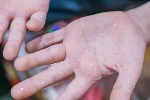 mains d'enfant en paillettes photo