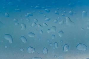 gros plan de gouttes d'eau sur la piscine gonflable, texture de fond photo
