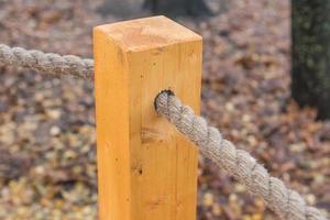 poteau en bois avec une corde photo