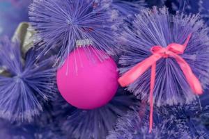 gros plan de décoration d'arbre de Noël. Babiole violette décorative dans un sapin photo