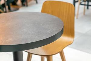 gros plan sur une table ronde et une chaise en bois dans un café photo
