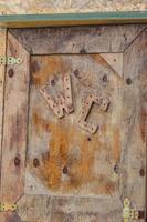 toilettes wc signe sur la vieille porte en bois. photo