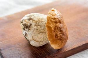 Boletus edulis champignon comestible sur un bureau de cuisine en bois photo