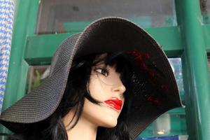 un mannequin se dresse sur une vitrine dans un magasin. photo