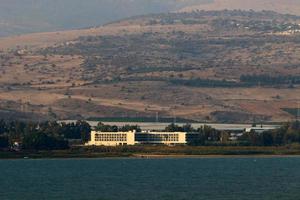 le lac kinneret est un lac d'eau douce dans le nord-est d'israël. photo